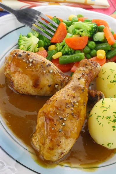Jambe de poulet aux légumes et sauce — Photo
