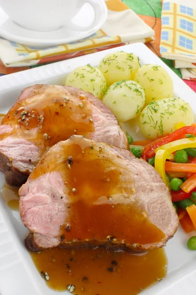 М'ясо свинини з овочами та соусом — стокове фото
