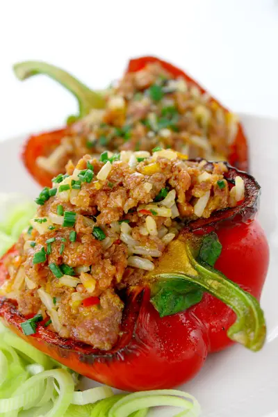 Paprika gevuld met rijst en vlees — Stockfoto