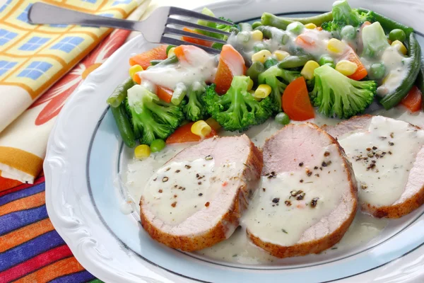 Χοιρινό κρέας με λαχανικά και σάλτσα — Φωτογραφία Αρχείου