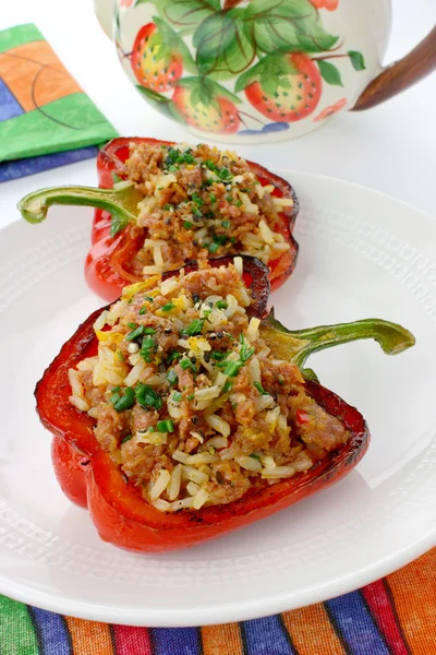 Paprika gevuld met rijst en vlees — Stockfoto
