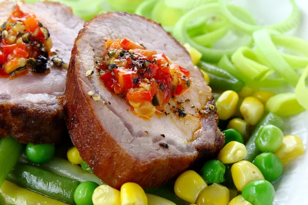 야채와 함께 먹는 돼지 고기 — 스톡 사진