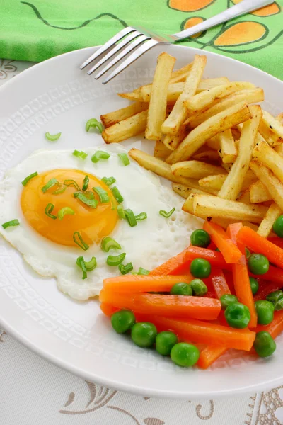 Fried egg , french fries and vegetables — Stock Photo, Image