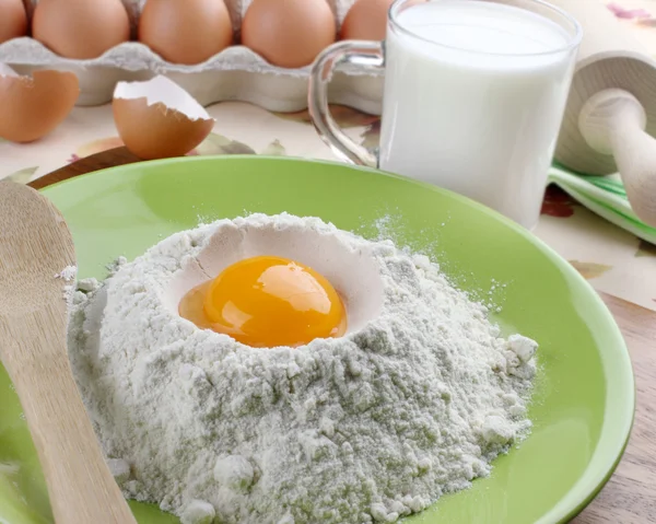Яйцо и мука — стоковое фото