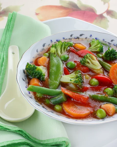 Дієтичний суп зі свіжими овочами — стокове фото