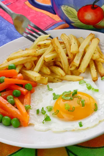 Kızartılmış yumurta, kızarmış patates ve sebze — Stok fotoğraf