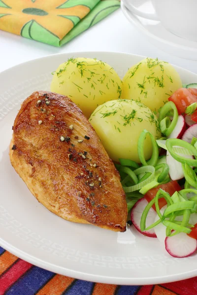 Pechuga de pollo con verduras — Foto de Stock