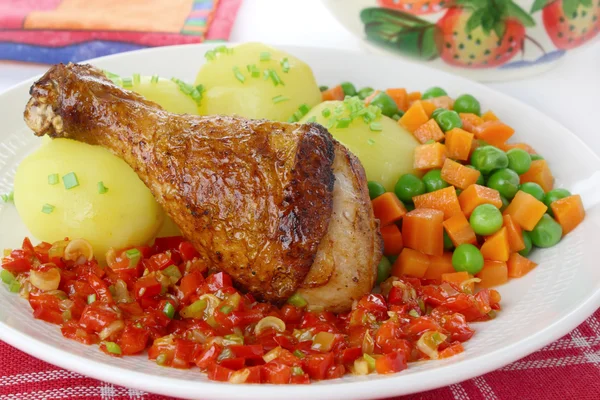 Jambe de poulet aux légumes — Photo