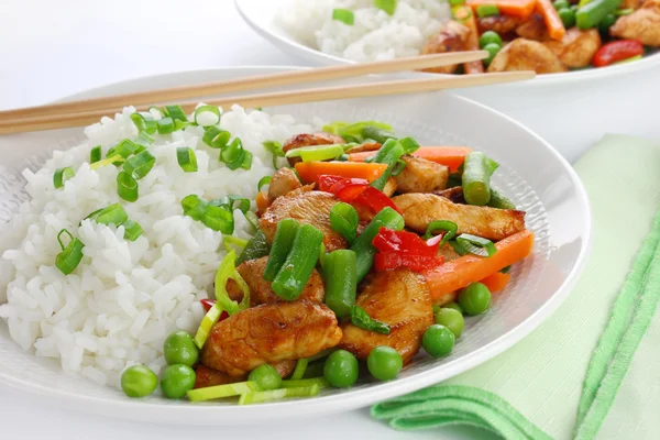 Kip met rijst en groenten — Stockfoto