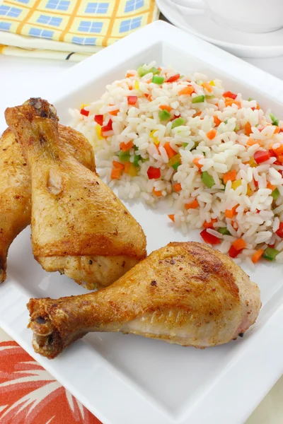 Stekt kyckling ben med ris och grönsaker — Stockfoto
