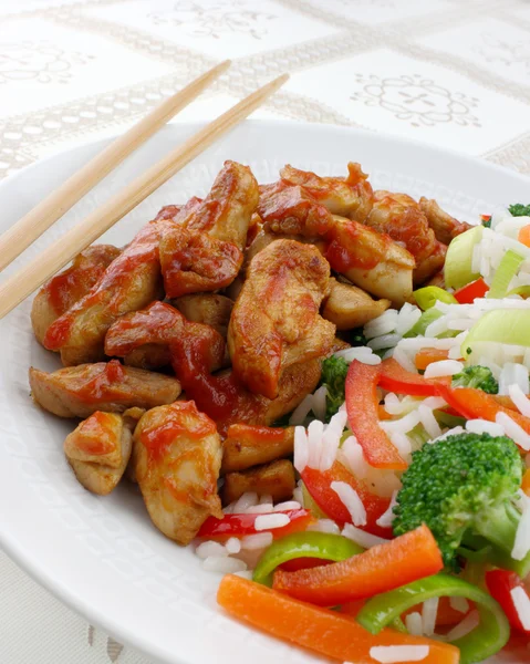 Rýže s kuřetem a zeleninou — Stock fotografie