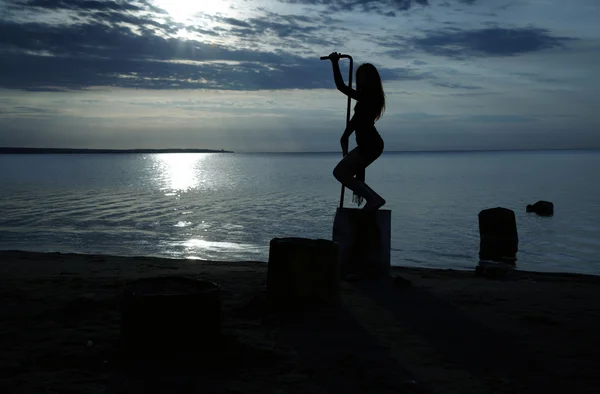 Gün batımında dans et — Stok fotoğraf