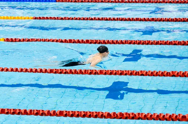 Plavec, plavání v bazénu — Stock fotografie