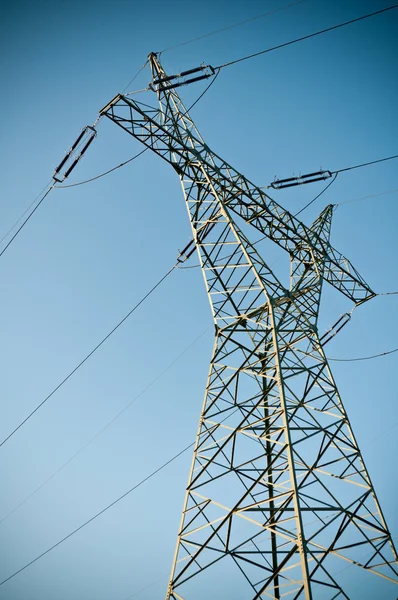 Pylône et ligne électrique de transmission — Photo