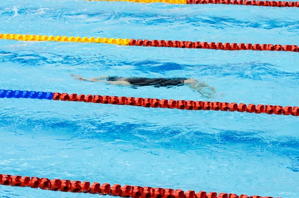 Nuotatore nuotatore in piscina — Foto Stock