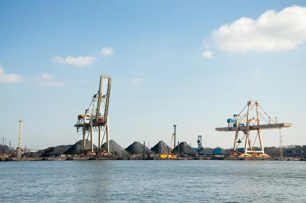 Slag heaps of coal on the wharf in the port — Stock Photo, Image