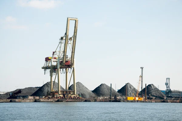 Slakken zooi van kolen op de kade in de haven — Stockfoto