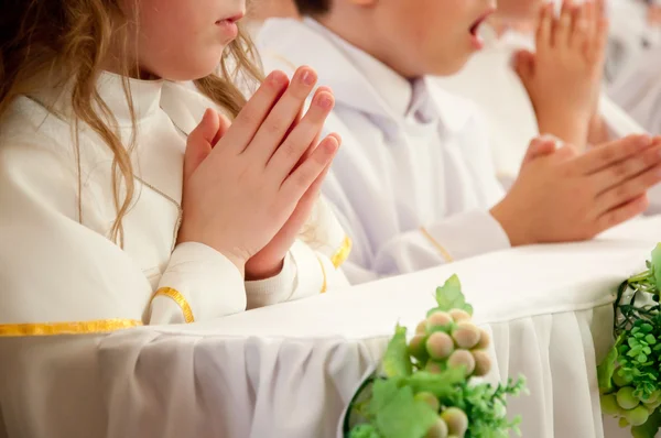 Crianças aceitando a primeira Sagrada Comunhão — Fotografia de Stock