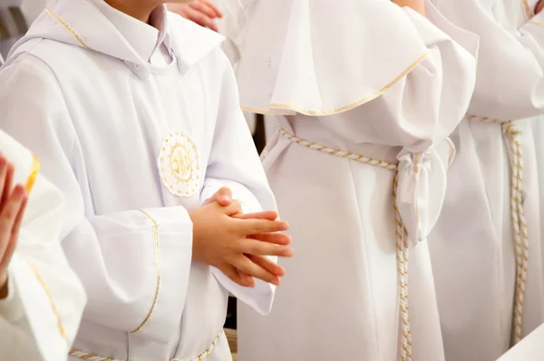 Crianças aceitando a primeira Sagrada Comunhão — Fotografia de Stock