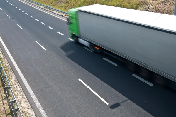 LKW fährt über die asphaltierte Autobahn — Stockfoto