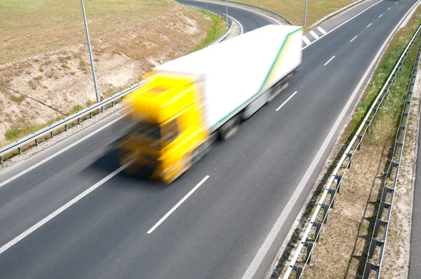 LKW fährt über die asphaltierte Autobahn — Stockfoto