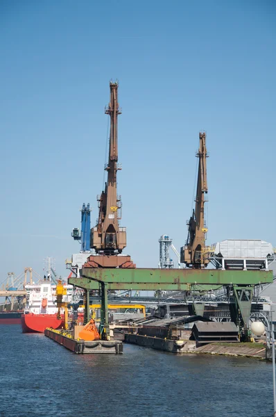 Корабль и большие краны в порту — стоковое фото