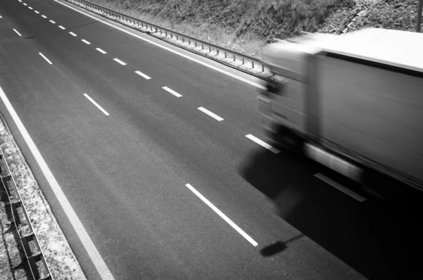 Camion sta percorrendo l'autostrada asfaltata — Foto Stock