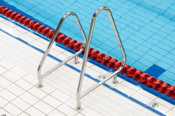 Main courante en métal sur piscine — Photo