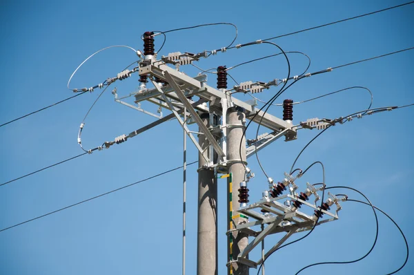Electric pole och högspänningsledningar med isolatorer — Stockfoto