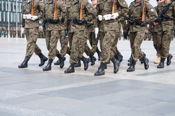 Soldaten tijdens de boor op het plein — Stockfoto