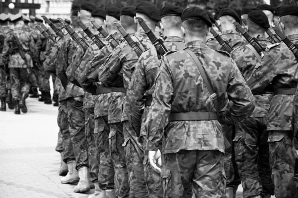 Żołnierze podczas wiercenia na placu — Zdjęcie stockowe