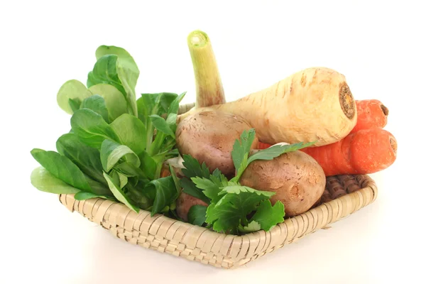 Warzywa w koszyku — Zdjęcie stockowe
