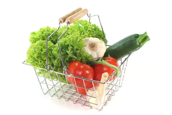 Mistura de legumes no carrinho de compras — Fotografia de Stock