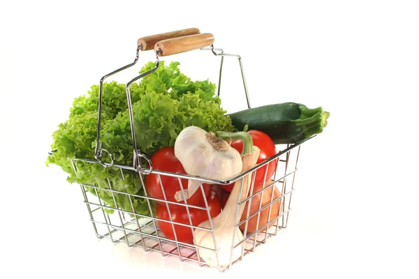 Mix warzyw w koszyku — Zdjęcie stockowe