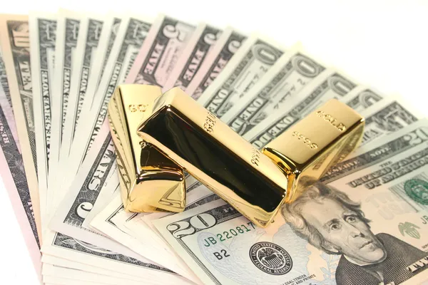 Kulta jalometalliharkot dollarin seteleissä — kuvapankkivalokuva