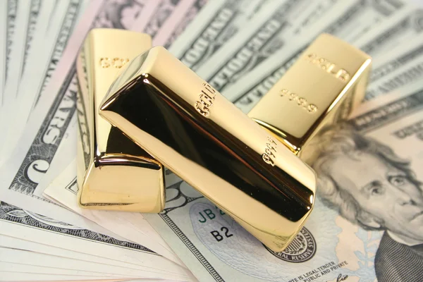 Bullion ouro em notas de dólar — Fotografia de Stock