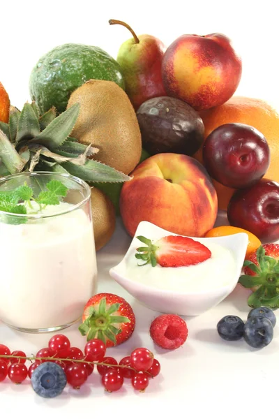 Йогурти фруктові — стокове фото