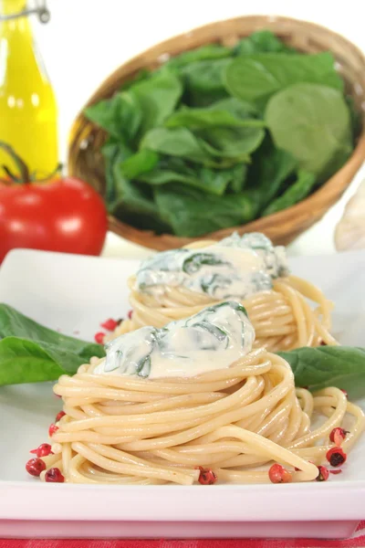 Spagetti med ost och spenat sås — Stockfoto