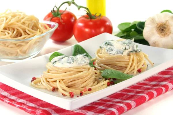 Espaguetis con salsa de queso y espinacas — Foto de Stock