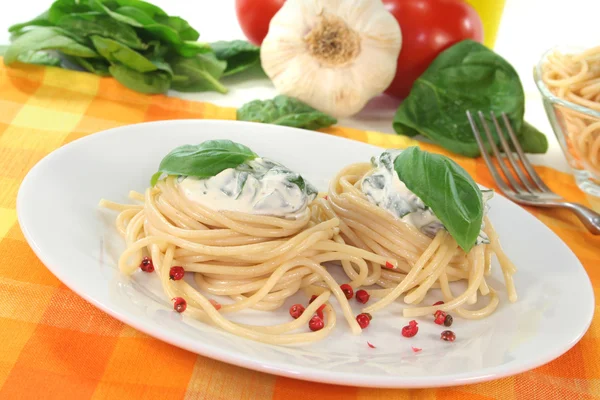 Spaghetti with cheese and spinach sauce — Stock Photo, Image