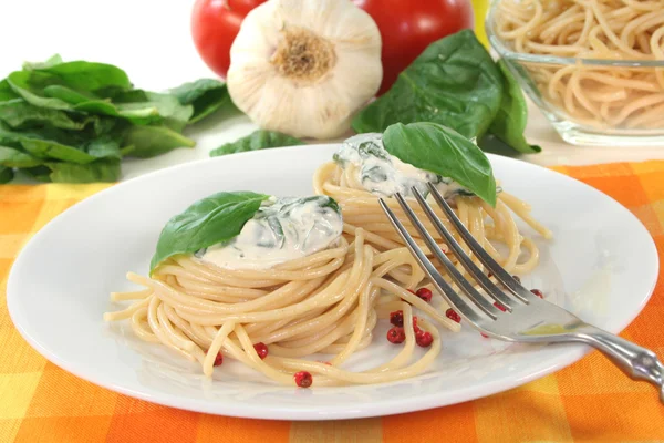 Spaghetti with cheese and spinach sauce — Stock Photo, Image