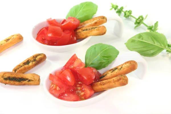 Grisini ile domates ve fesleğen — Stok fotoğraf