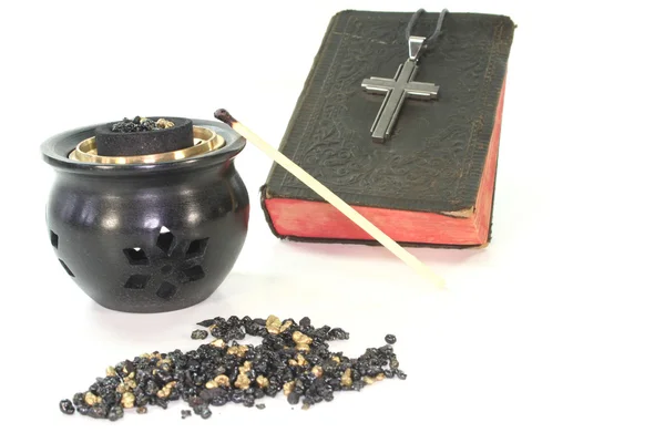 Røkelse med røkelsestaker og bibel – stockfoto