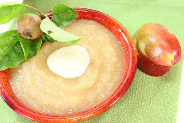 Яблочный соус с ванильным соусом — стоковое фото