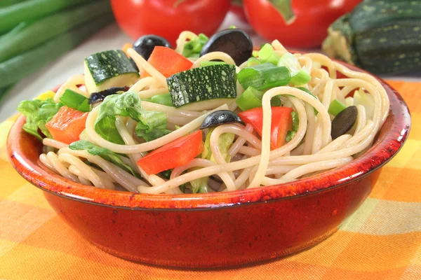 Салат из спагетти — стоковое фото