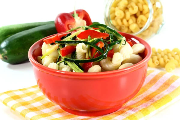 Pasta con peperoncino zucchine vegetali — Foto Stock
