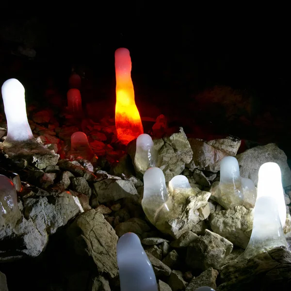 Bunte Eisstalagmiten in der Höhle. — Stockfoto