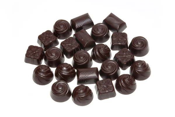 Beyaz üzerine izole edilmiş lezzetli siyah çikolatalı pralinler.. — Stok fotoğraf