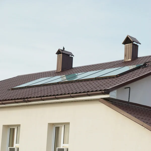 집 지붕에 태양 전지 패널 (geliosystem). — 스톡 사진