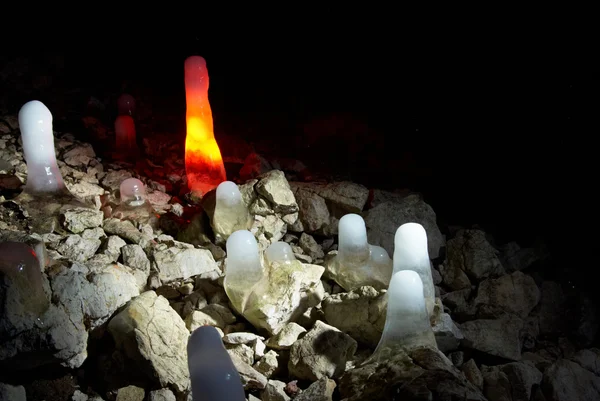 Wielobarwny lodu stalagmity w jaskini. — Zdjęcie stockowe